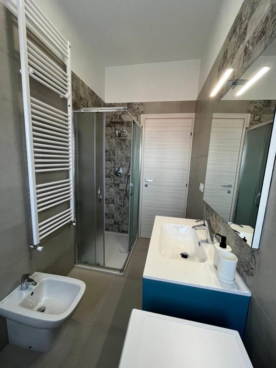 Red & Blue Apartments แตร์โมลิ ภายนอก รูปภาพ