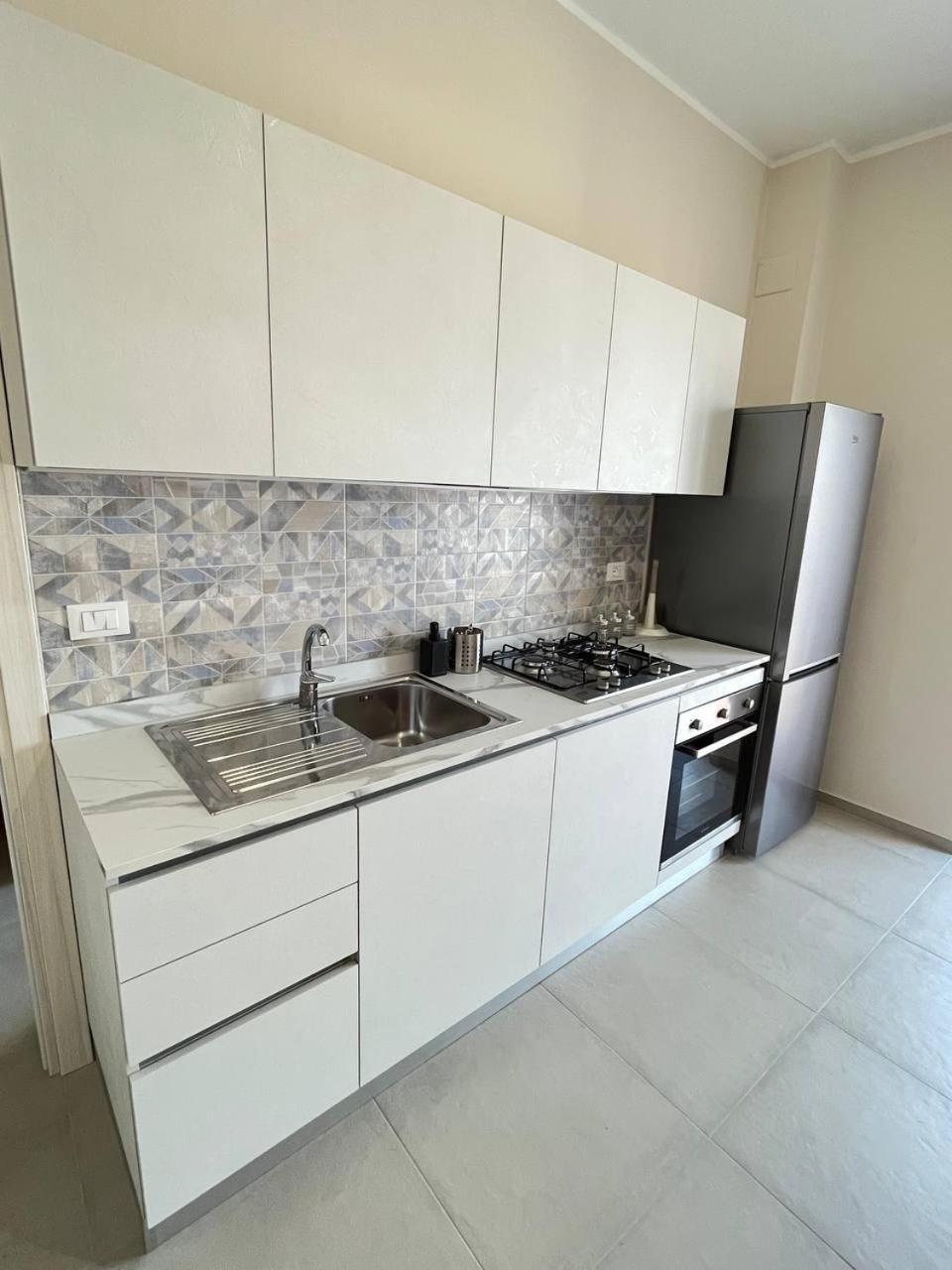 Red & Blue Apartments แตร์โมลิ ภายนอก รูปภาพ
